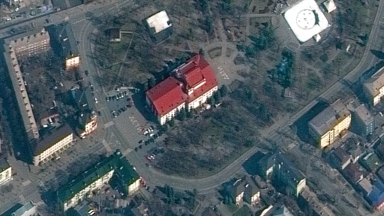 Dieses Satellitenbild soll das Schauspielhaus von Mariupol am Montag den 14.