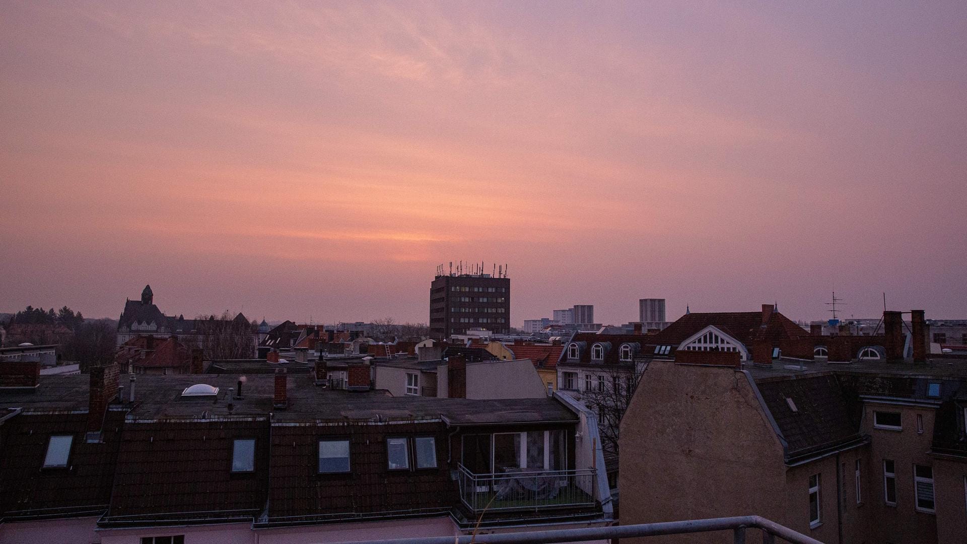 Morgenhimmel in Tegel mit Blick nach Pankow: Um kurz vor 7 Uhr waren hier nur noch wenige rötliche Schleier aus der Sahara zu sehen.
