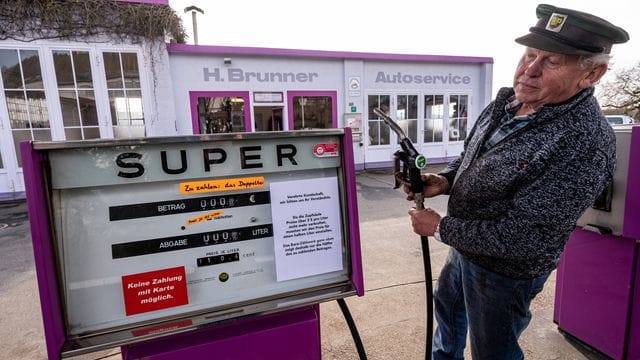 Benzin zum halben Preis? Hans Brunner steht an einer Zapfsäule seiner Tankstelle.
