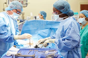 Ärzte führen eine Operation durch (Symbolbild): Wie viele Operationen in Hamburg verschoben werden mussten, ist nicht klar.