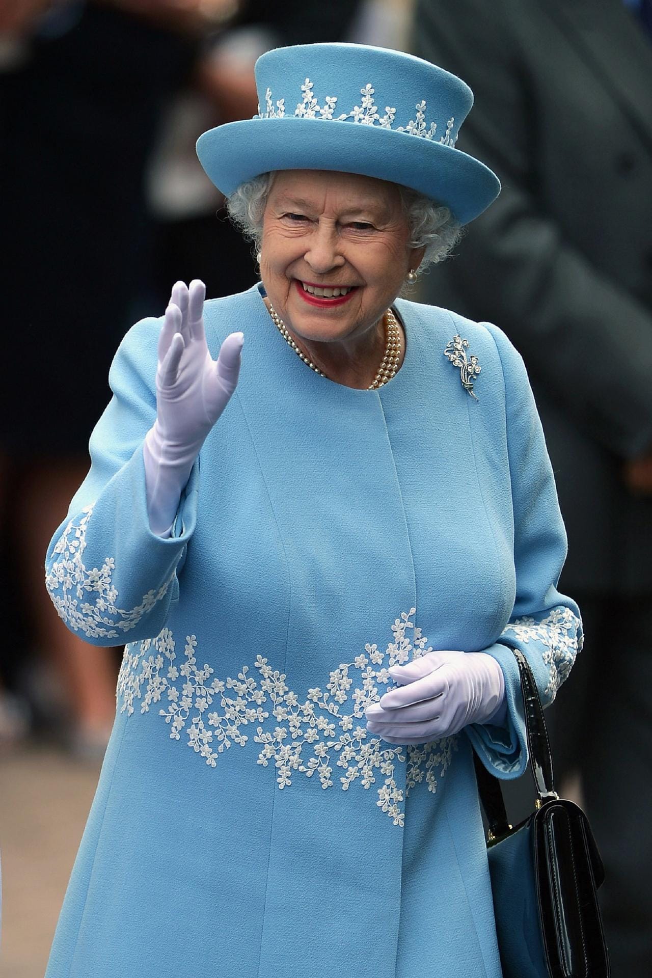 Queen Elisabeth II.: Die Königin von England hat sich im Februar 2022 mit SARS-CoV-2 infiziert, wie der Buckingham-Palast verriet. Die 95-jährige Monarchin habe leichte Symptome gehabt.