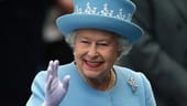Queen Elisabeth II.: Die Königin von England hat sich im Februar 2022 mit SARS-CoV-2 infiziert, wie der Buckingham-Palast verriet. Die 95-jährige Monarchin habe leichte Symptome gehabt.