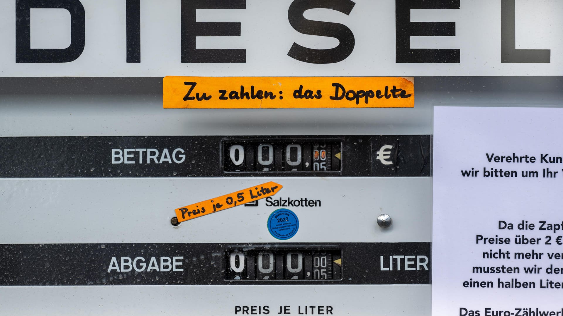 Hohe Spritpreise: Eine alte Tankstelle kann Benzin- und Dieselpreise nur noch halbliterweise anzeigen.