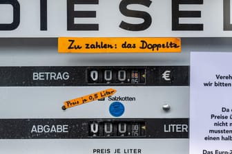 Hohe Spritpreise: Eine alte Tankstelle kann Benzin- und Dieselpreise nur noch halbliterweise anzeigen.