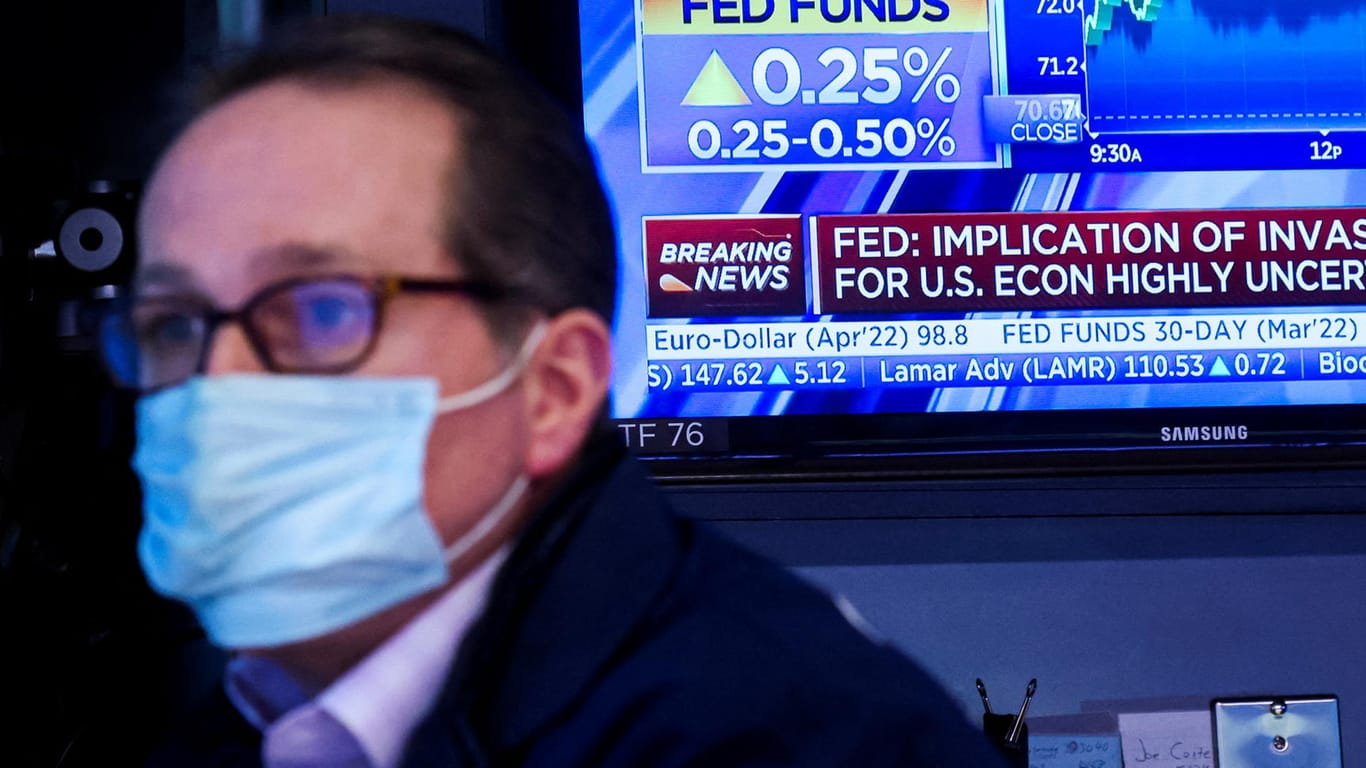 Ein Händler an der New Yorker Börse verfolgt die Fed-Entscheidung (Symbolbild): Steigende Zinsen drücken gemeinhin die Stimmung an der Börse.