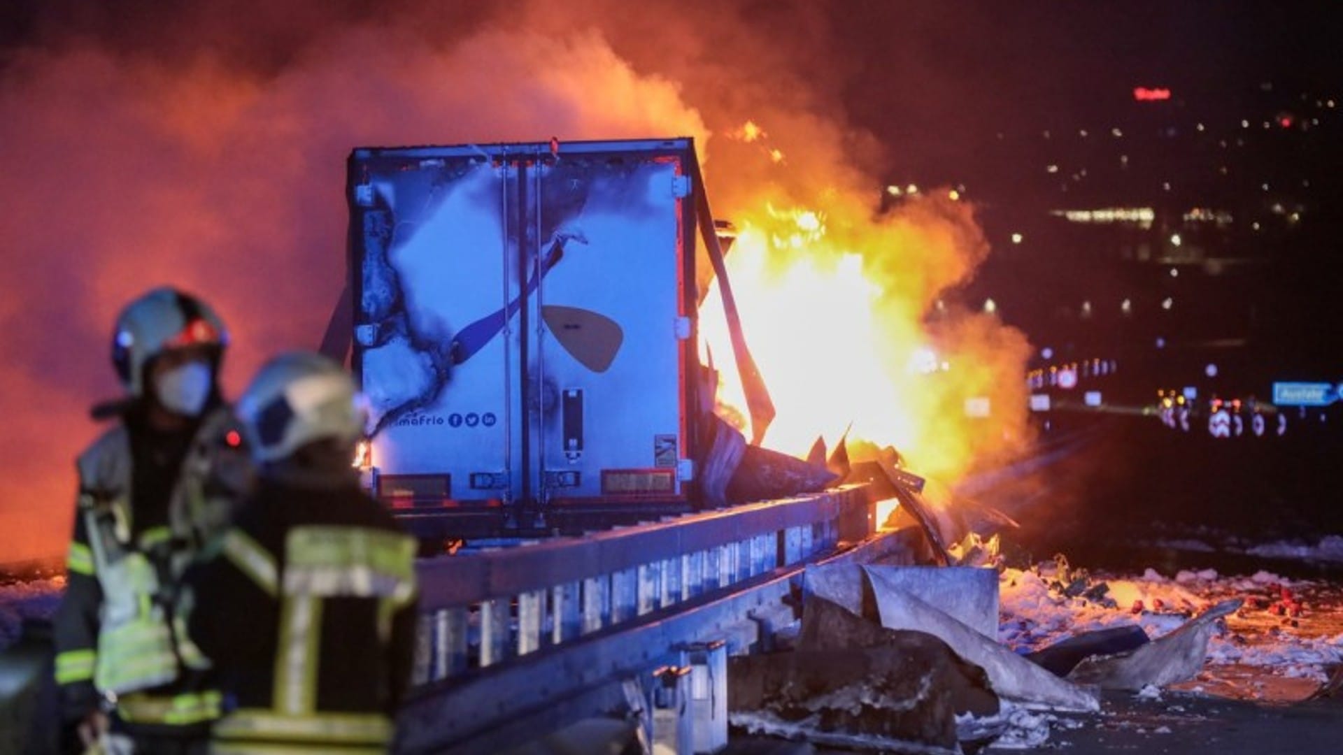 Der brennende Laster in der Nacht: Der Fahrer war offenbar so gegen eine Leitplanke geraten, dass der Tank aufriss. Der brennende Laster in der Nacht: Der Fahrer war offenbar so gegen eine Leitplanke geraten, dass der Tank aufriss.