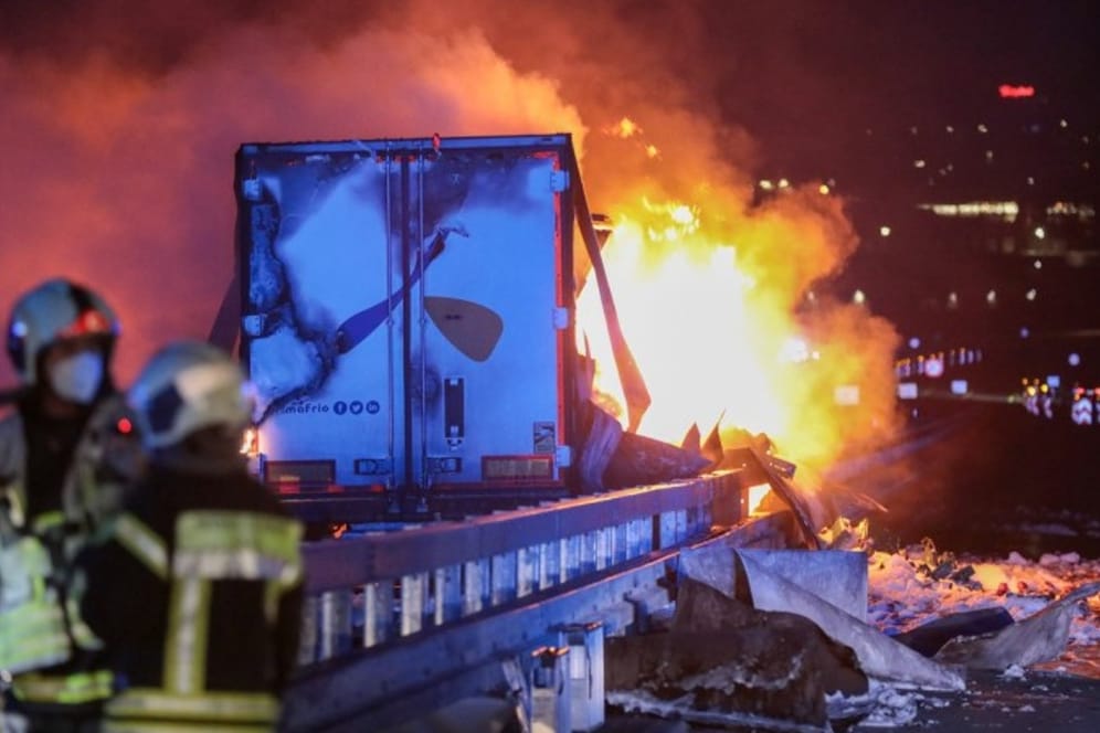 Der brennende Laster in der Nacht: Der Fahrer war offenbar so gegen eine Leitplanke geraten, dass der Tank aufriss.