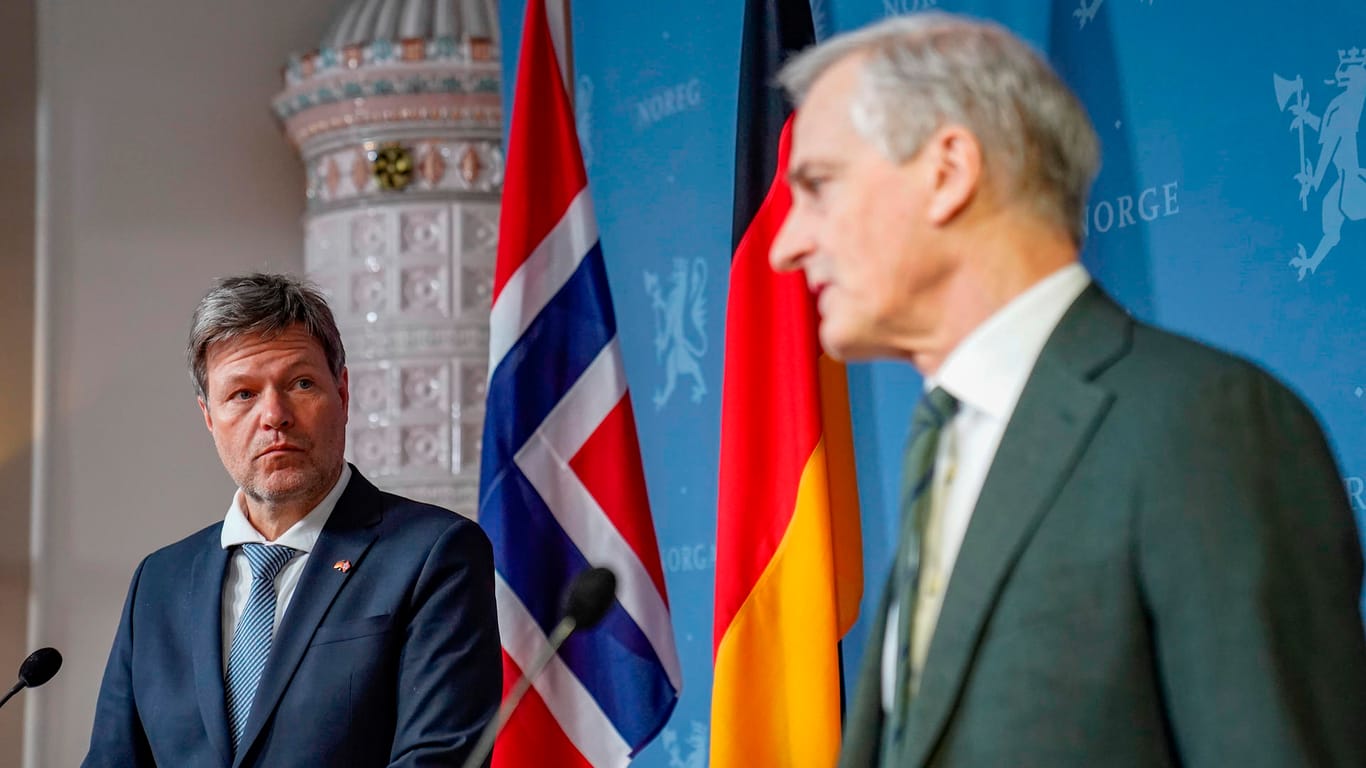 Wirtschaftsminister Robert Habeck (l.) und Norwegens Ministerpräsident Jonas Gahr Støre: Die Skandinavier stellen Deutschland in Aussicht, mehr Flüssiggas zu liefern.