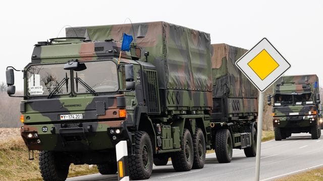 Ein Konvoi zum Transport des Flugabwehrraketensystems Patriot verlässt das Bundeswehr-Gelände der Flugabwehrraktengruppe 26 in Husum.