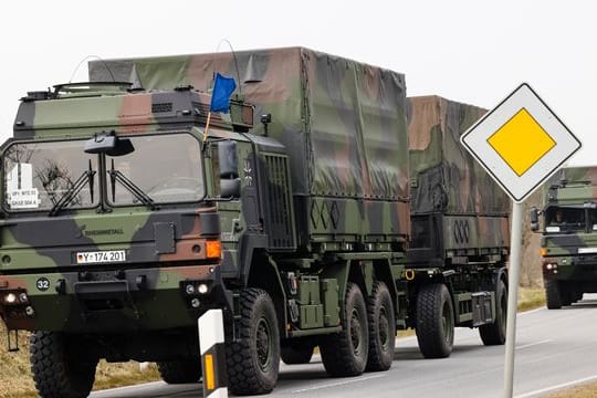 Ein Konvoi zum Transport des Flugabwehrraketensystems Patriot verlässt das Bundeswehr-Gelände der Flugabwehrraktengruppe 26 in Husum.