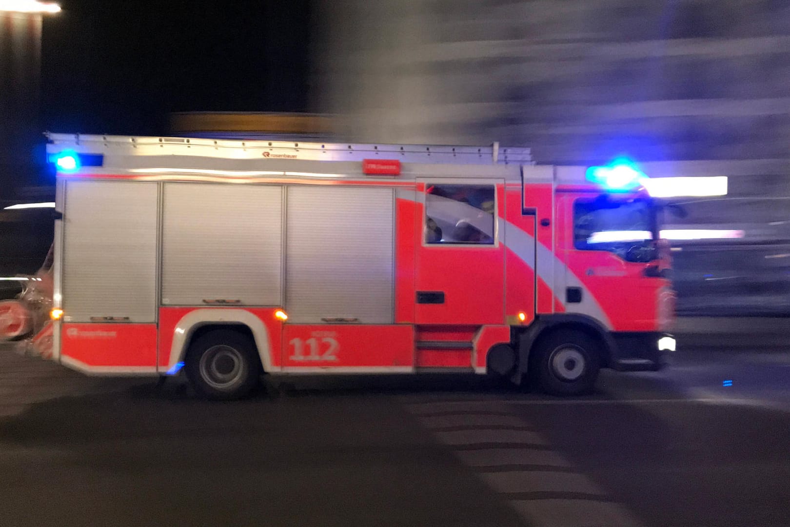 Ein Löschwagen fährt zu einem Einsatz (Symbolbild): In Moabit retteten die Einsatzkräfte fünf Menschen aus Lebensgefahr.