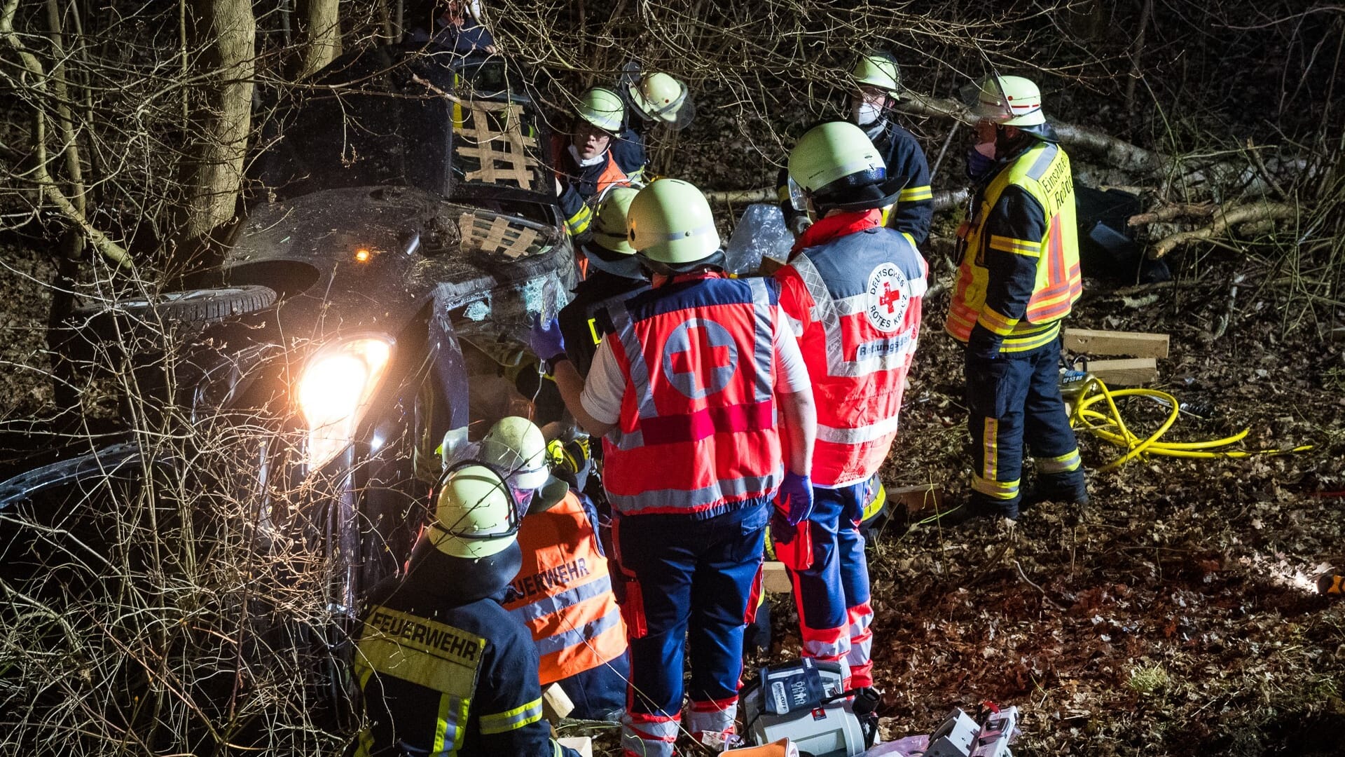 Die Unfallstelle in Darmstadt-Dieburg. Rettungskräfte mussten den verletzten Autofahrer bergen.