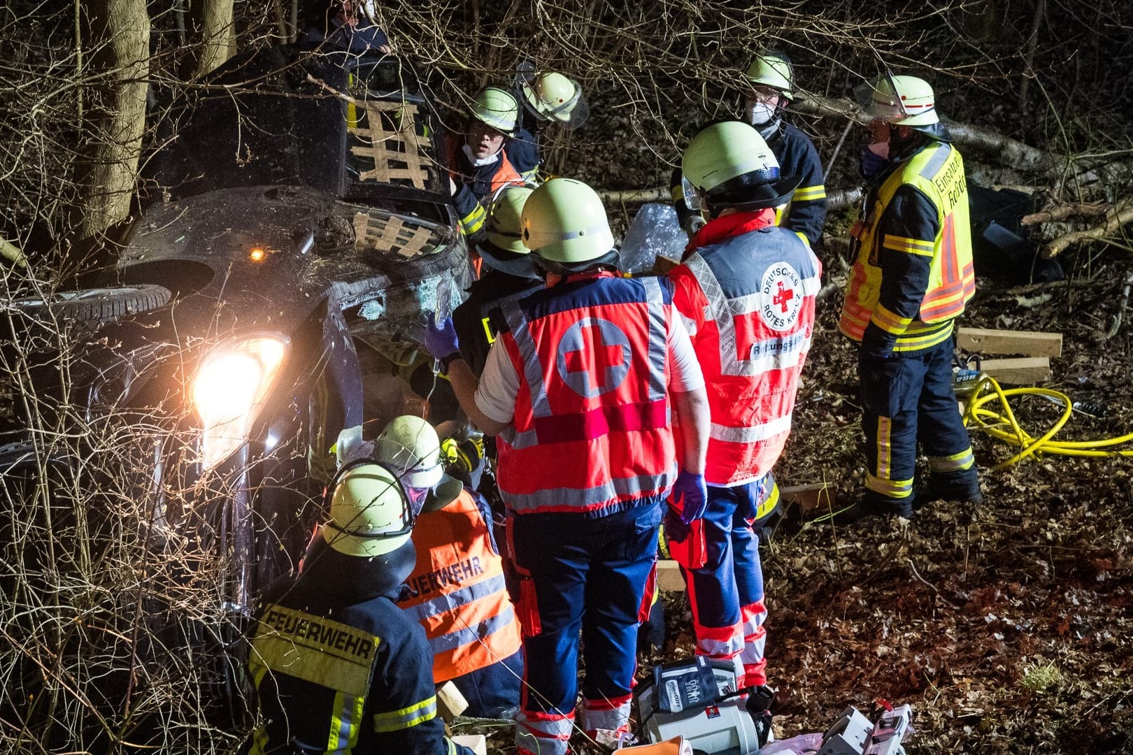 Die Unfallstelle in Darmstadt-Dieburg. Rettungskräfte mussten den verletzten Autofahrer bergen.