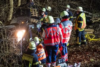 Die Unfallstelle in Darmstadt-Dieburg. Rettungskräfte mussten den verletzten Autofahrer bergen.