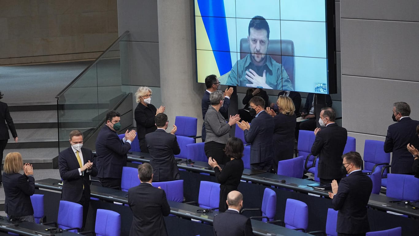 Applaus im Bundestag: Die Abgeordneten erhoben sich von ihren Sitzen.