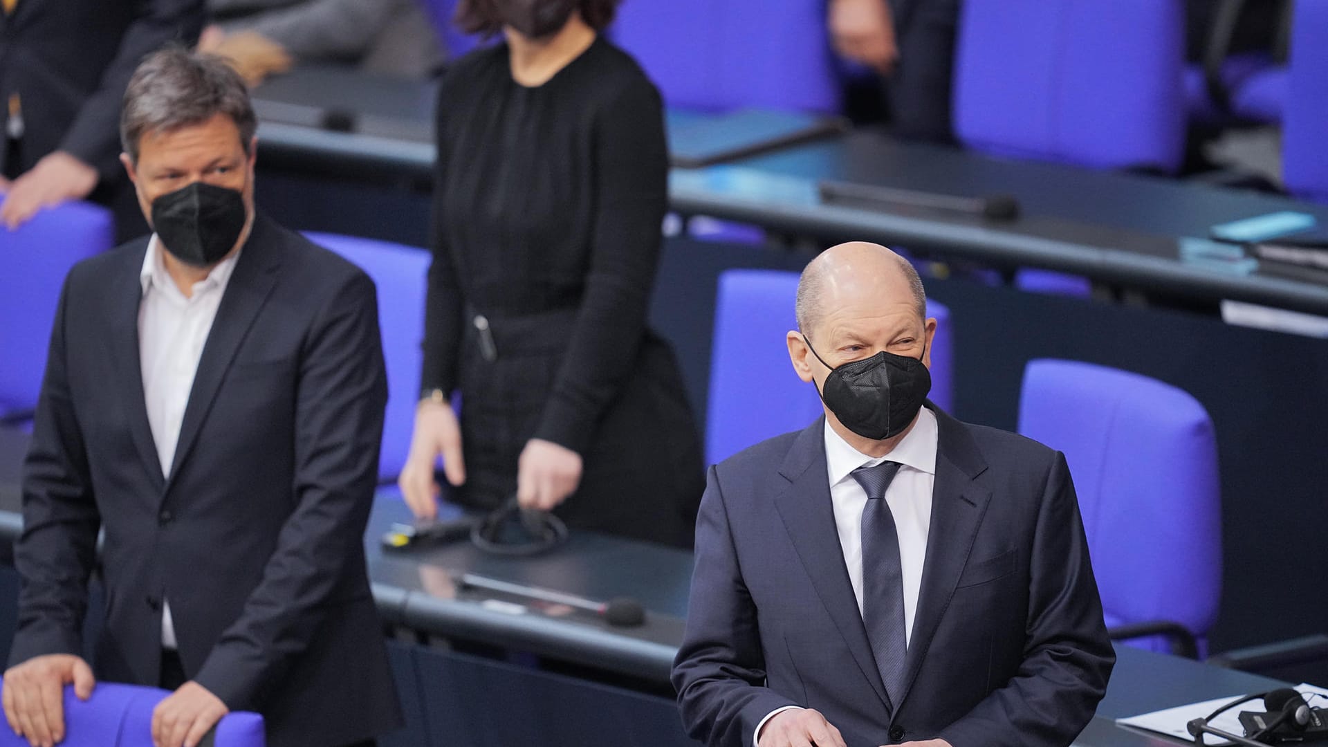 Bundeskanzler Olaf Scholz (SPD) vor der Videoschalte im Bundestag: Selenskyj adressierte ihn direkt.