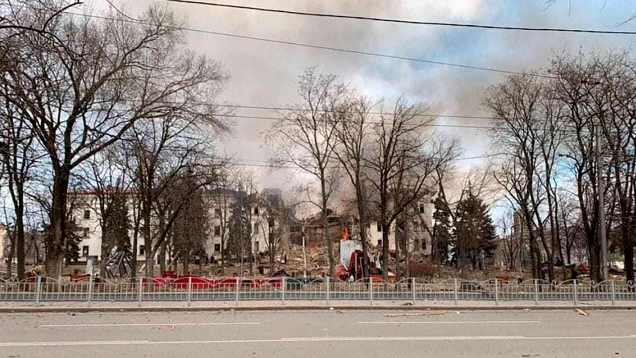 Das durch Beschuss beschädigte Schauspielhaus in Mariupol.