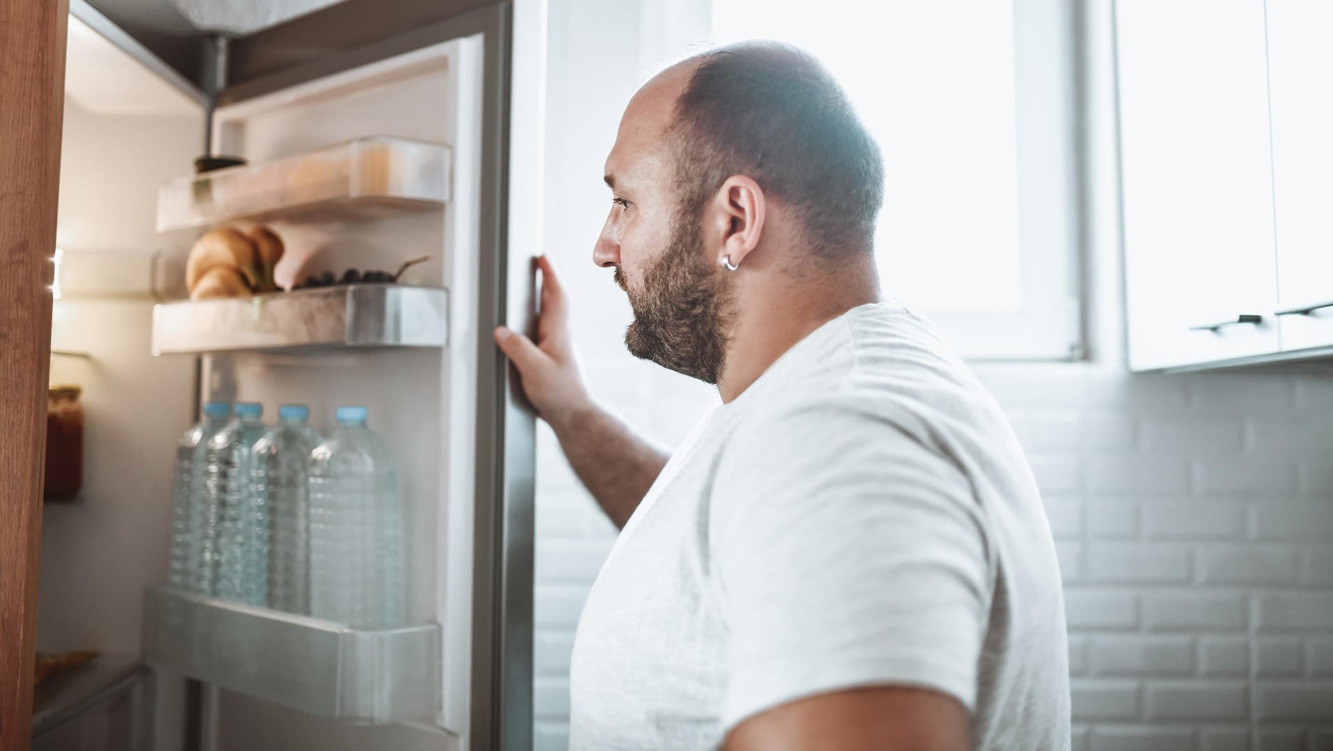 Blick in den Kühlschrank: Wenn wir weniger Kalorien zu uns nehmen, als der Körper für körperliche Aktivitäten sowie die Versorgung der Organe verbraucht, sind wir im Kaloriendefizit.