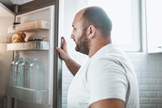 Blick in den Kühlschrank: Wenn wir weniger Kalorien zu uns nehmen, als der Körper für körperliche Aktivitäten sowie die Versorgung der Organe verbraucht, sind wir im Kaloriendefizit.