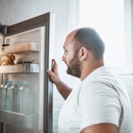 Blick in den Kühlschrank: Wenn wir weniger Kalorien zu uns nehmen, als der Körper für körperliche Aktivitäten sowie die Versorgung der Organe verbraucht, sind wir im Kaloriendefizit.