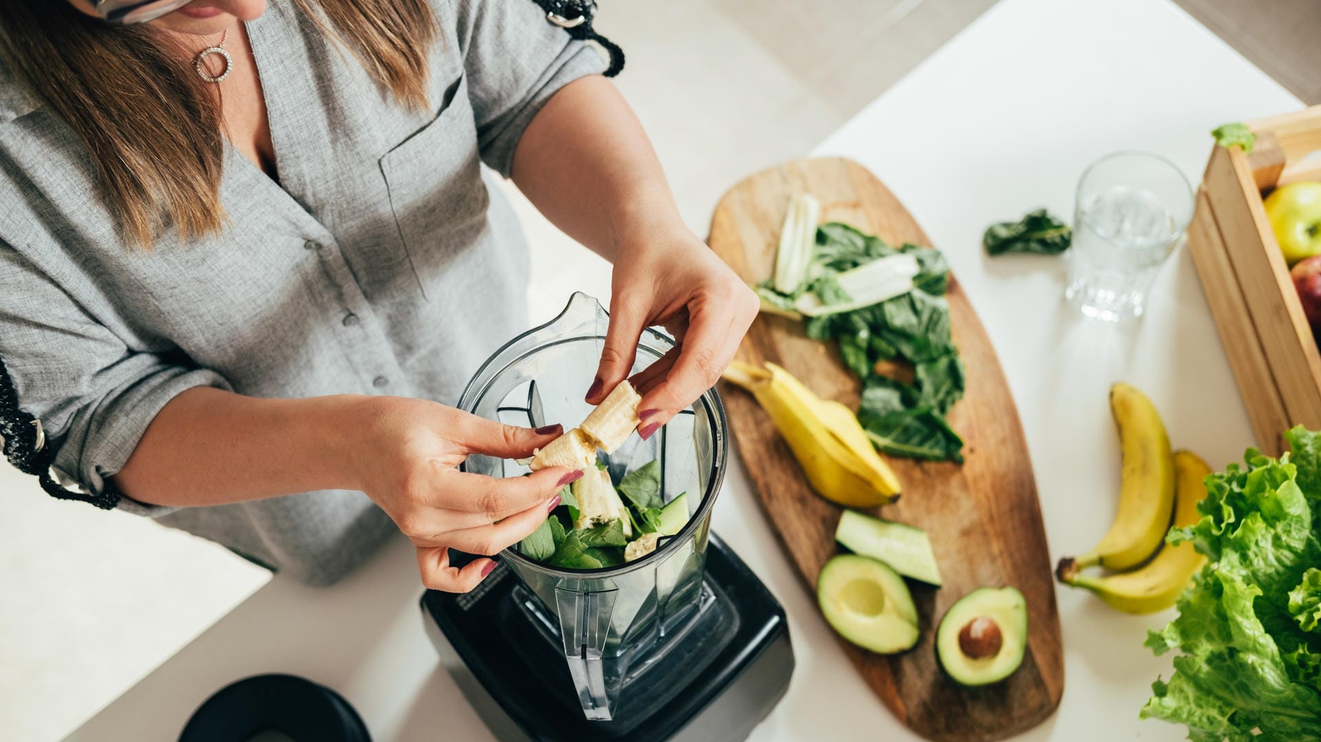 Smoothie selber mixen: Am besten erreicht man das Kaloriendefizit mit einer kalorienarmen Ernährung, die viel Gemüse und Obst beinhaltet.