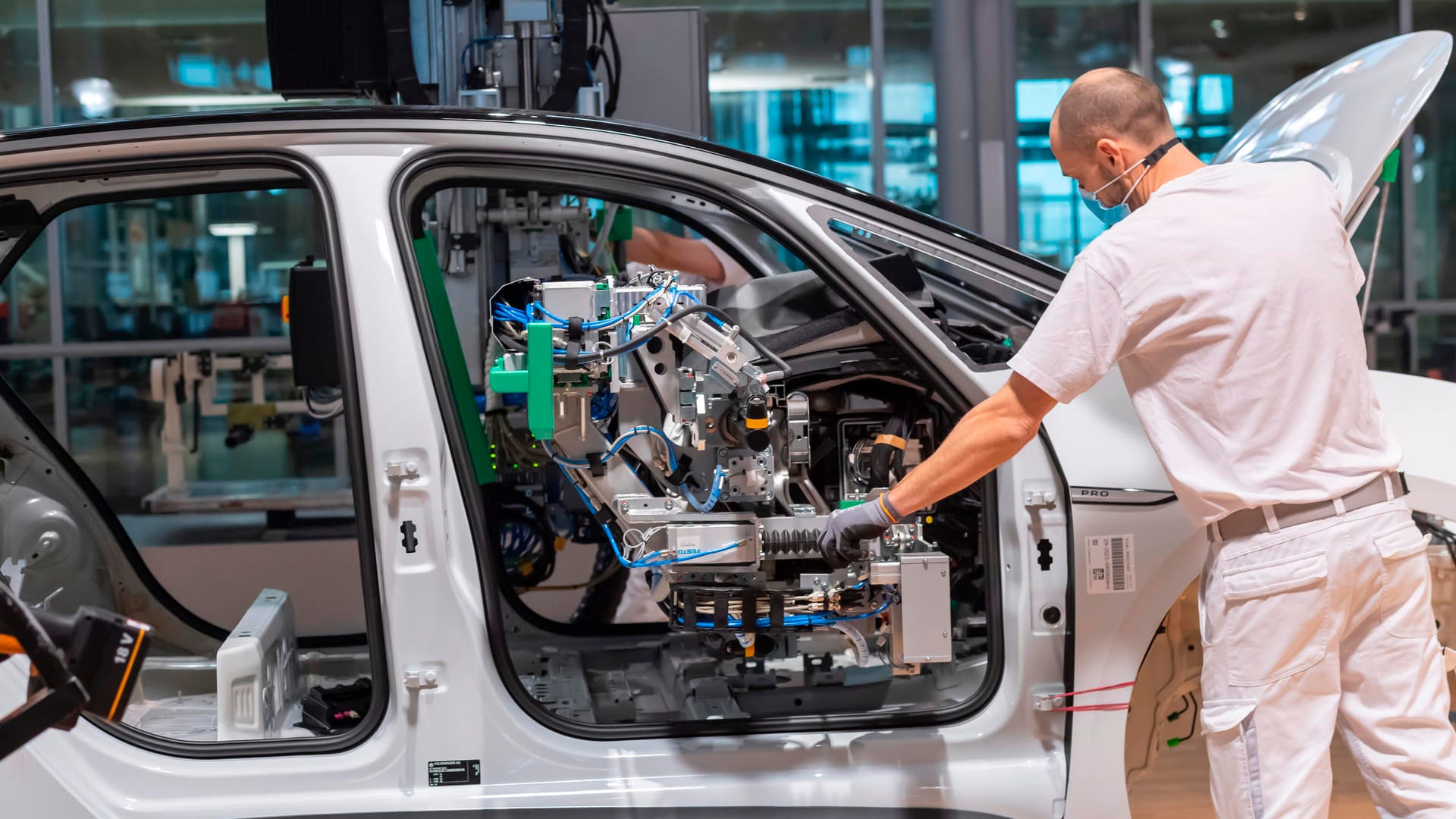 Ein Arbeiter in der Autoindustrie: Der Krieg in der Ukraine hat erhebliche wirtschaftliche Konsequenzen für Deutschland. Ein Arbeiter in der Autoindustrie: Der Krieg in der Ukraine hat erhebliche wirtschaftliche Konsequenzen für Deutschland.