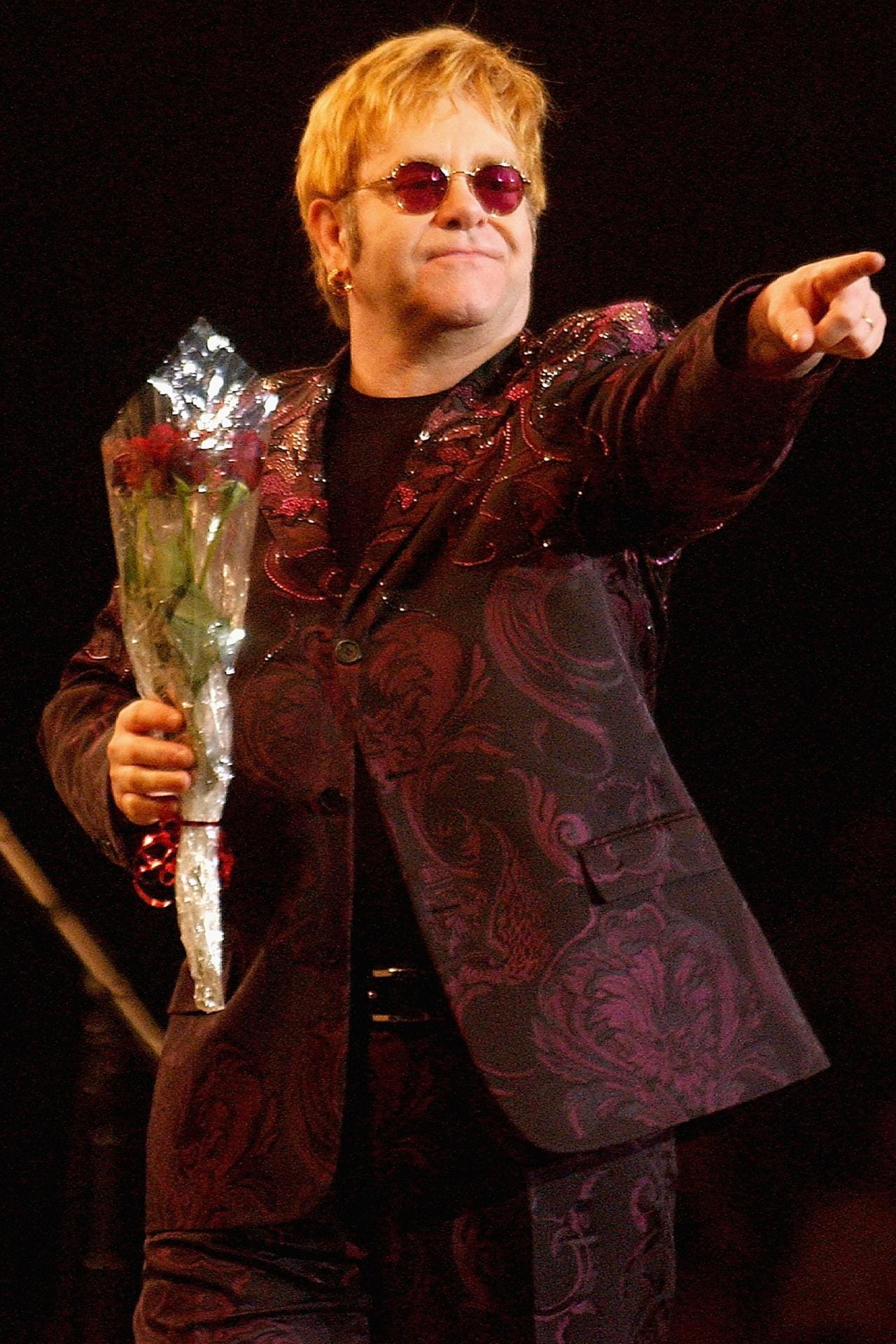 Elton John: Der Sänger erkrankte im Januar 2022 an Corona und musste zwei Konzerte verschieben.