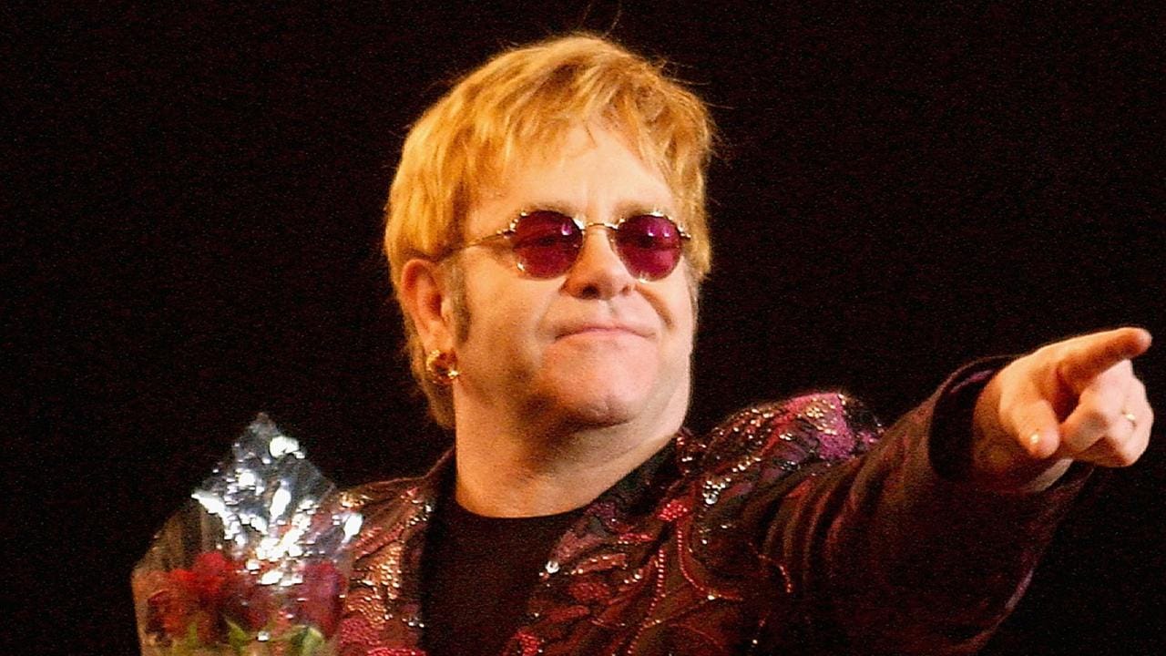 Elton John: Der Sänger erkrankte im Januar 2022 an Corona und musste zwei Konzerte verschieben.