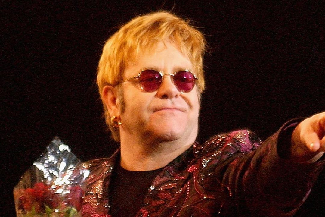 Elton John: Der Sänger erkrankte im Januar 2022 an Corona und musste zwei Konzerte verschieben.