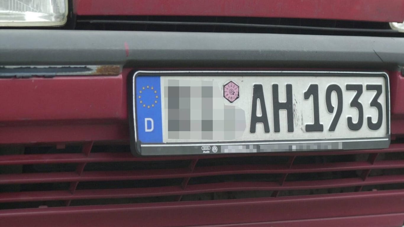 Autokennzeichen mit der Aufschrift "AH 1933" (Symbolbild): Die Sperrung der Kennzeichen greift nicht rückwirkend.