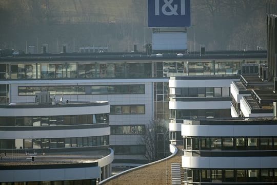 Das Foto zeigt den Bürokomplex des Internetunternehmens 1&1 in Montabaur.