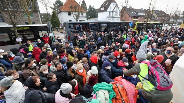 Menschen, die aus der Ukraine geflohen sind, warten vor dem Amt für Migration in Hamburg: Mit der Online-Terminvergabe sollen lange Warteschlangen verhindert werden. Menschen, die aus der Ukraine geflohen sind, warten vor dem Amt für Migration in Hamburg: Mit der Online-Terminvergabe sollen lange Warteschlangen verhindert werden.