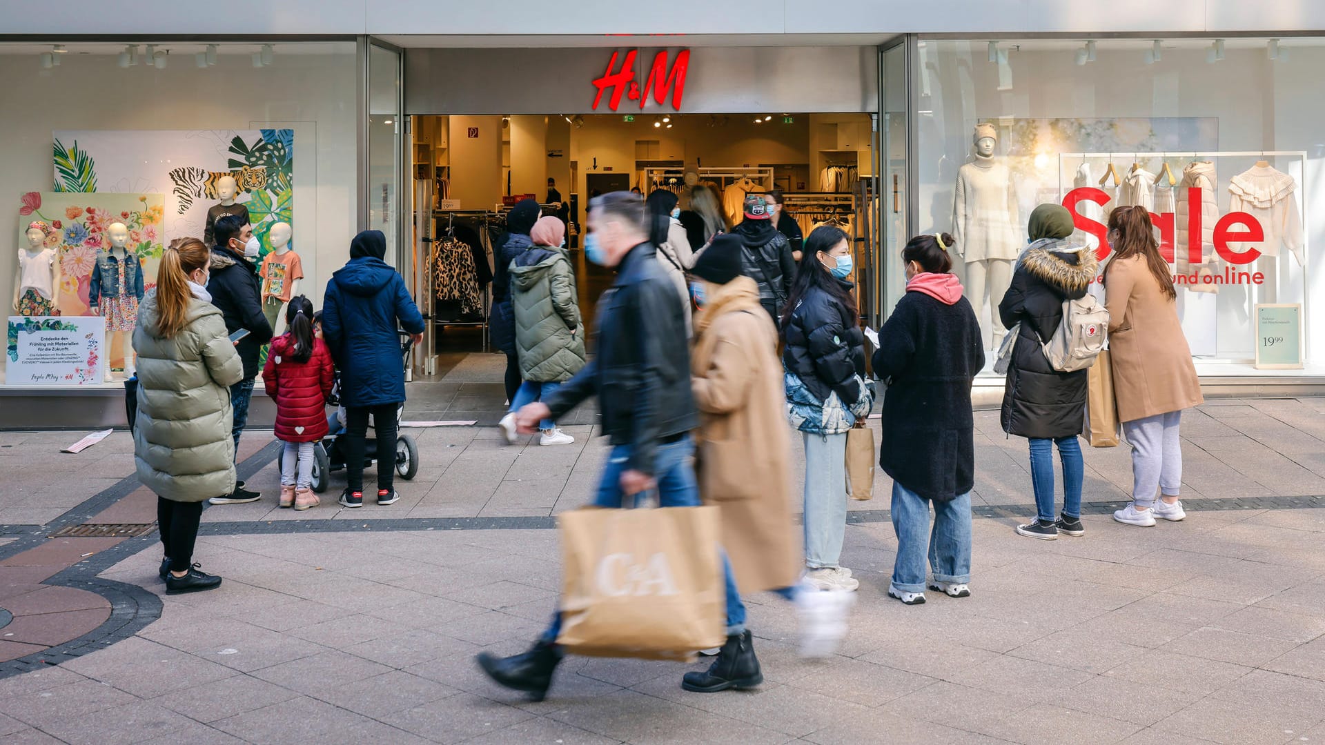 H&M-Filiale in Essen: Die Modekette erweitert ihr Online-Angebot.