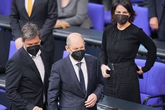 Ampel-Koalition lehnte eine Ukraine-Debatte ab: Kanzler Olaf Scholz, Vizekanzler Robert Habeck, dahinter Außenministerin Annalena Baerbock.