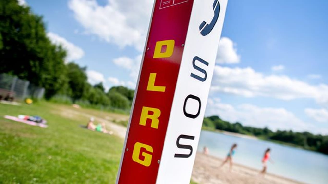 Eine Notrufsäule der DLRG an einem Badesee im Ortsteil Veenhusen im niedersächsischen Moormerland.