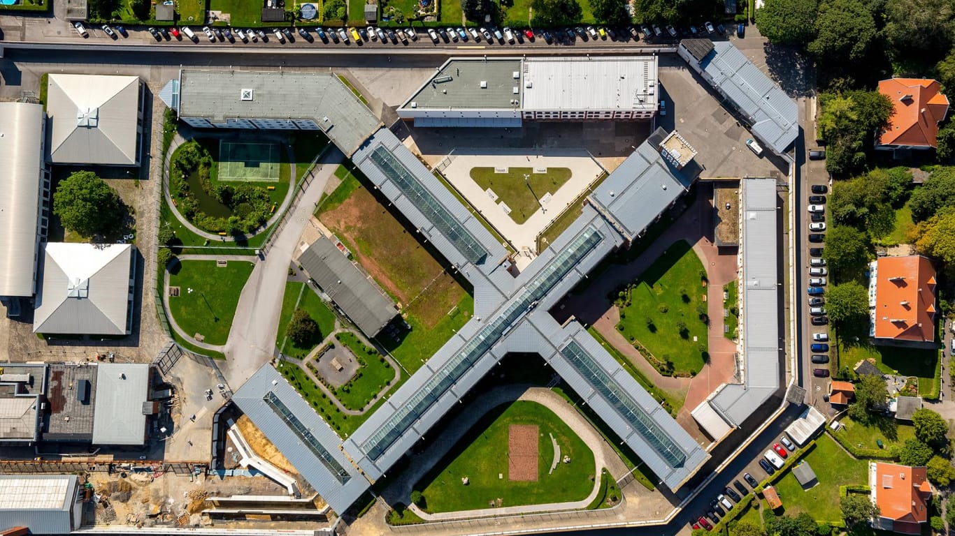 Justizvollzugsanstalt in Werl (Archivbild): Nachdem sich die Anzahl an Corona-Fälle gehäuft hatte, wurde das gesamte Gebäude unter Quarantäne gestellt.