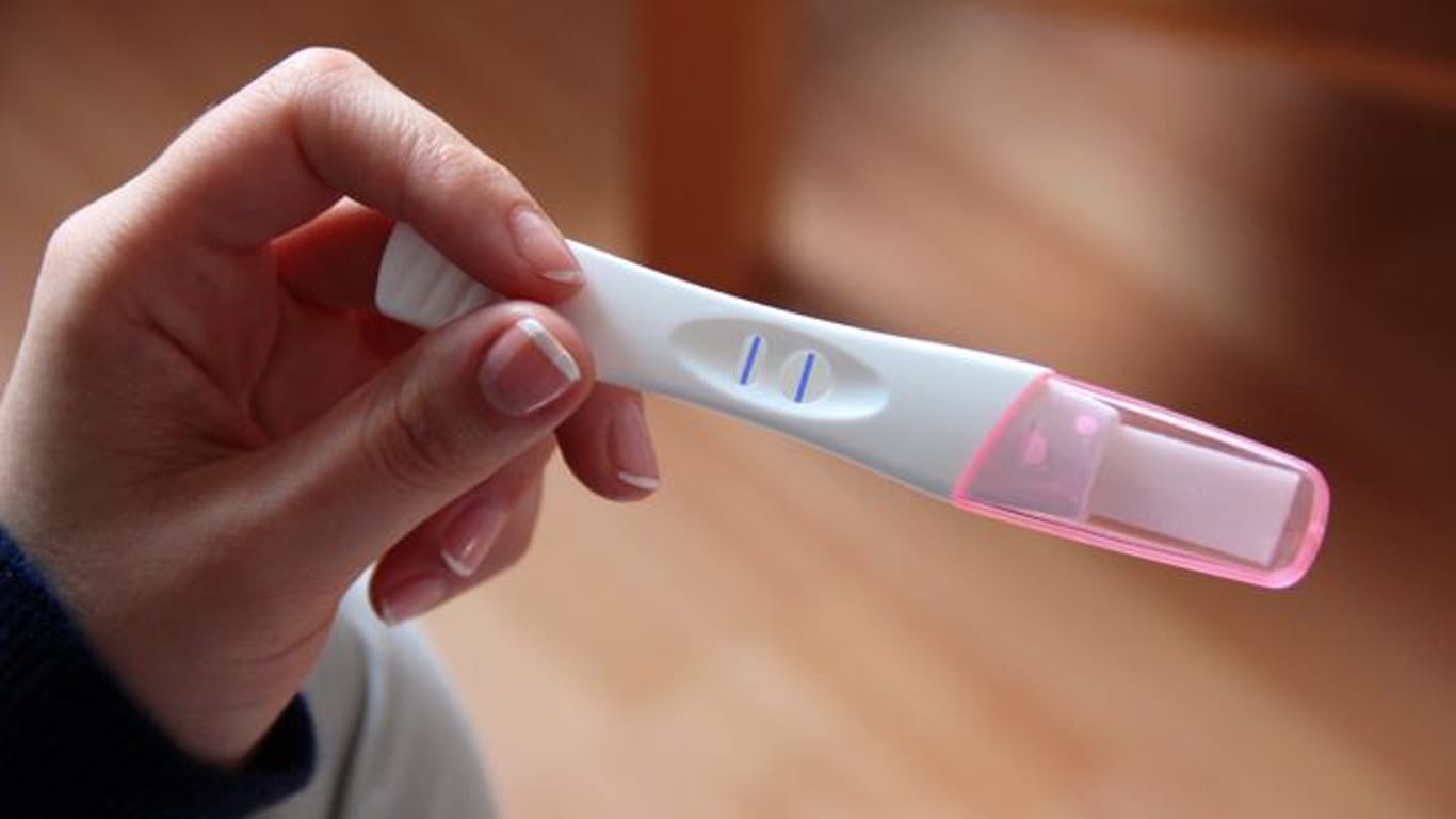 Schon vor dem positiven Schwangerschaftstest sollten Rheuma-Patientinnen abklären, ob sich ihre Medikamente mit ihrer Familienplanung vertragen.