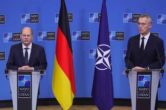 Olaf Scholz (SPD) und Jens Stoltenberg: Der Bundeskanzler und der Nato-Generalsekretär haben erneut betont, mit der Nato nicht militärisch in der Ukraine einzugreifen. (Archivfoto)