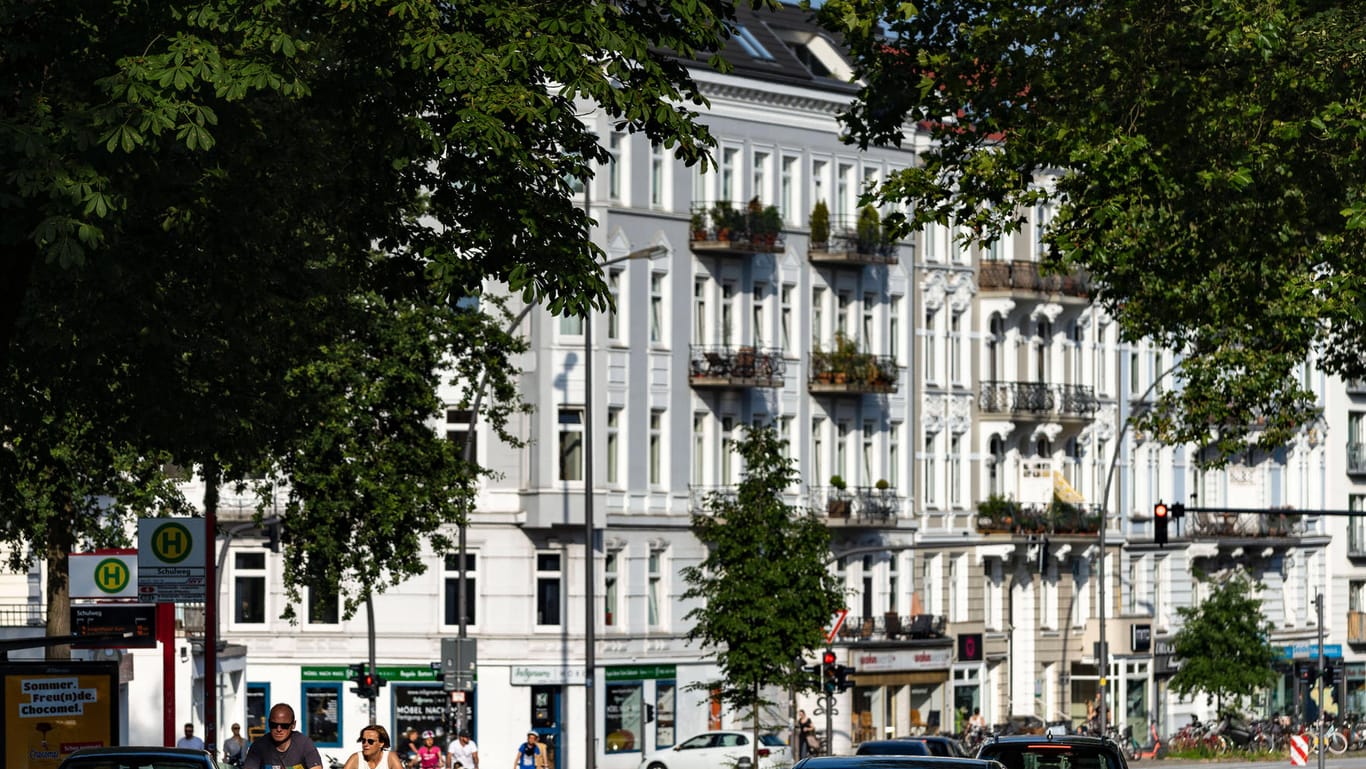 Ein Blick auf die beliebte Osterstraße in Hamburg (Archivbild): In den Neubauten soll urbanes Leben in einer belebten Nachbarschaft geboten werden.