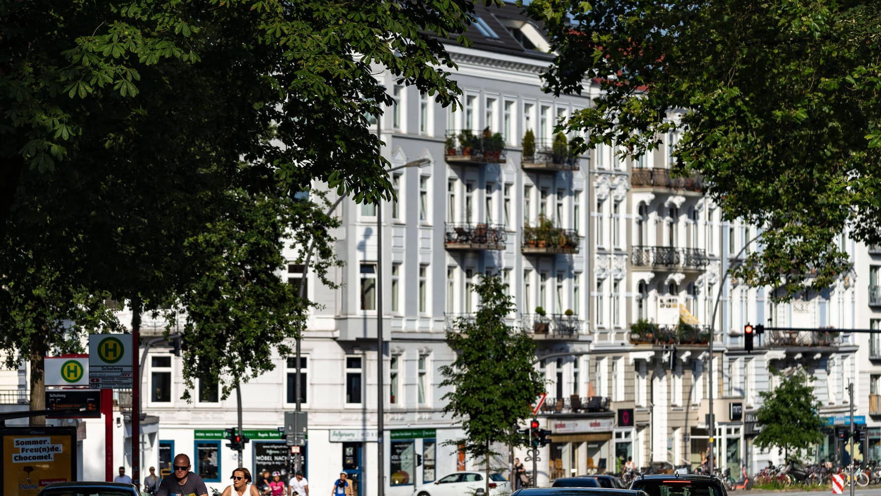 Ein Blick auf die beliebte Osterstraße in Hamburg (Archivbild): In den Neubauten soll urbanes Leben in einer belebten Nachbarschaft geboten werden. Ein Blick auf die beliebte Osterstraße in Hamburg (Archivbild): In den Neubauten soll urbanes Leben in einer belebten Nachbarschaft geboten werden.