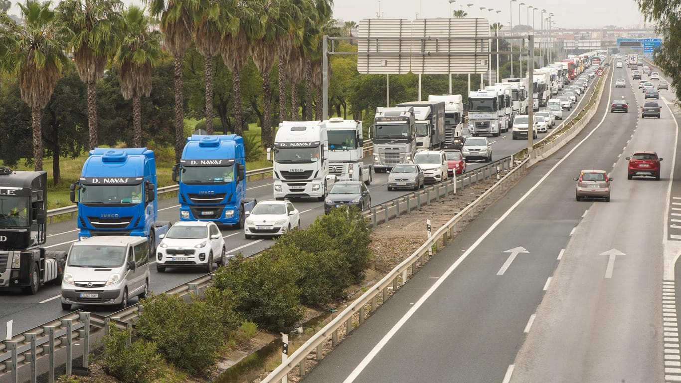 Sevilla: In Deutschland und Spanien demonstrierten LKW-Fahrer gegen die hohen Spritpreise.