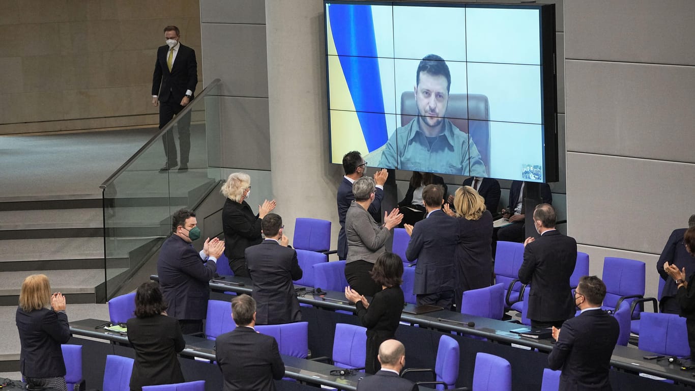 Wolodymyr Selenskyj spricht auf einer Videoleinwand im Bundestag: Der ukrainische Präsident hat die zögerliche Reaktion Deutschlands auf die russische Aggression kritisiert.
