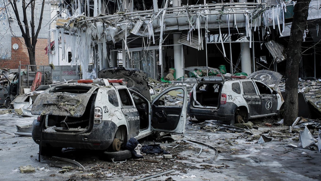 Charkiw: Blick auf beschädigte Fahrzeuge und Gebäude im Stadtzentrum.