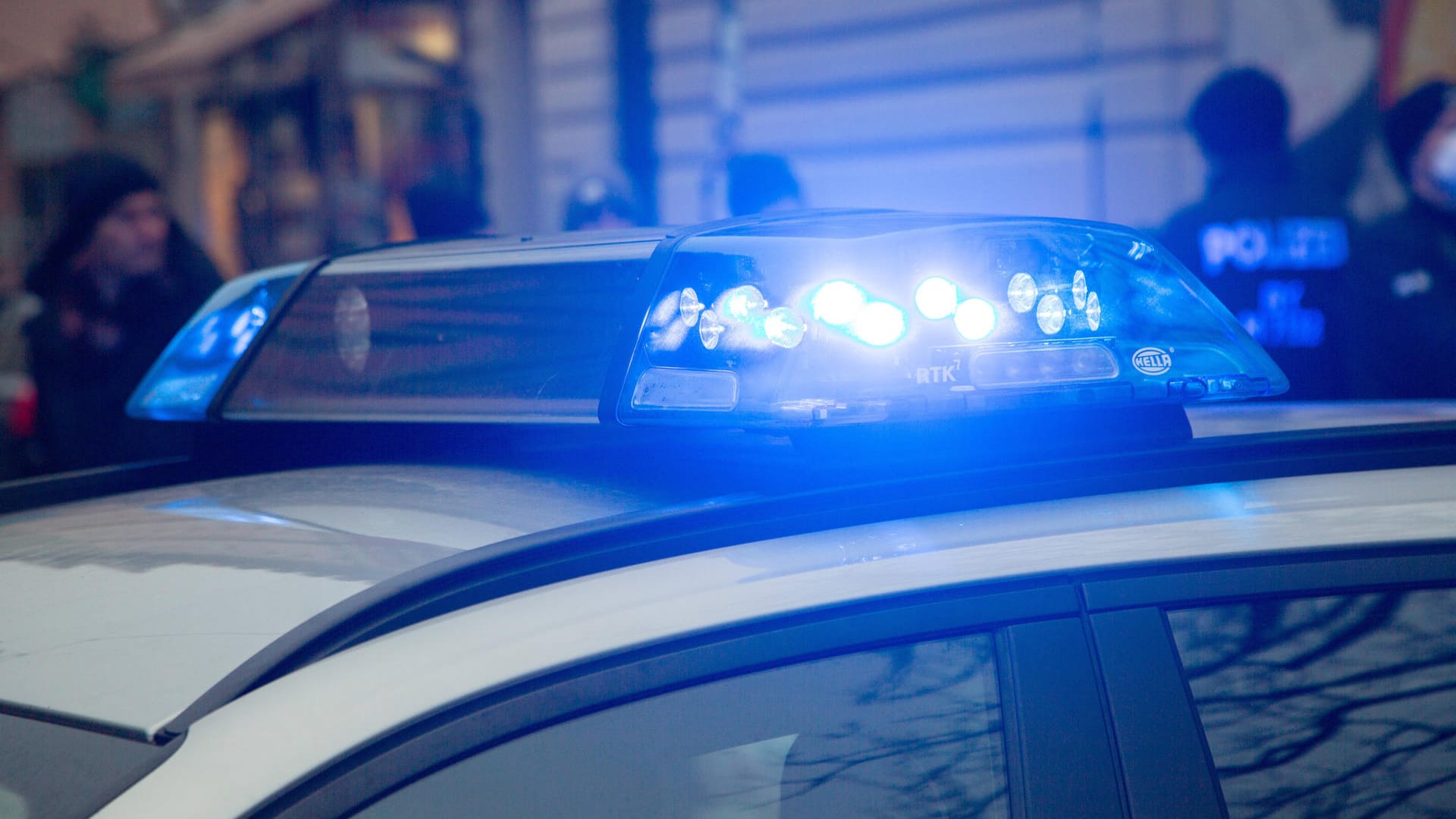 Polizeieinsatz mit Blaulicht (Symbolbild): Haftbefehl gegen 16-Jährigen nach tödlicher Schlägerei in München erlassen. Polizeieinsatz mit Blaulicht (Symbolbild): Haftbefehl gegen 16-Jährigen nach tödlicher Schlägerei in München erlassen.