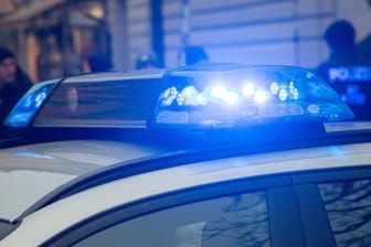 Polizeieinsatz mit Blaulicht (Symbolbild): Haftbefehl gegen 16-Jährigen nach tödlicher Schlägerei in München erlassen.