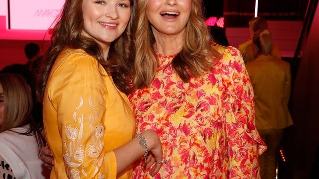 Frauke Ludowig (r) und ihre Tochter Nele auf der Berlin Fashion Week.