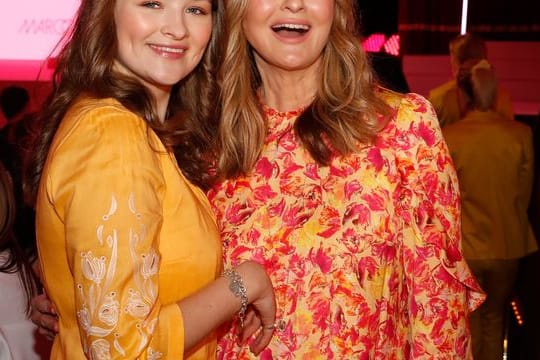 Frauke Ludowig (r) und ihre Tochter Nele auf der Berlin Fashion Week.