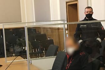 Der 54 Jahre alte Angeklagter sitzt im Schwurgerichtssaal des Landgerichts Osnabrück.