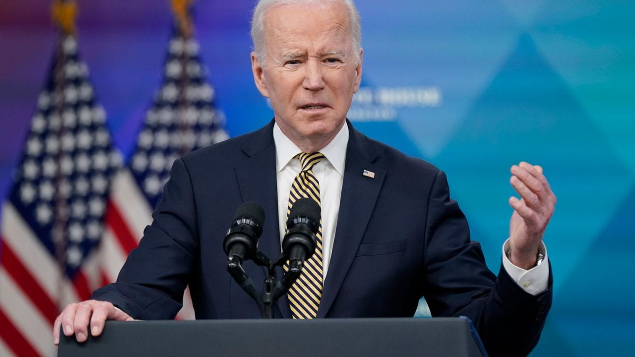 "Ich glaube, er ist ein Kriegsverbrecher", sagt Joe Biden auf die Frage einer Reporterin.