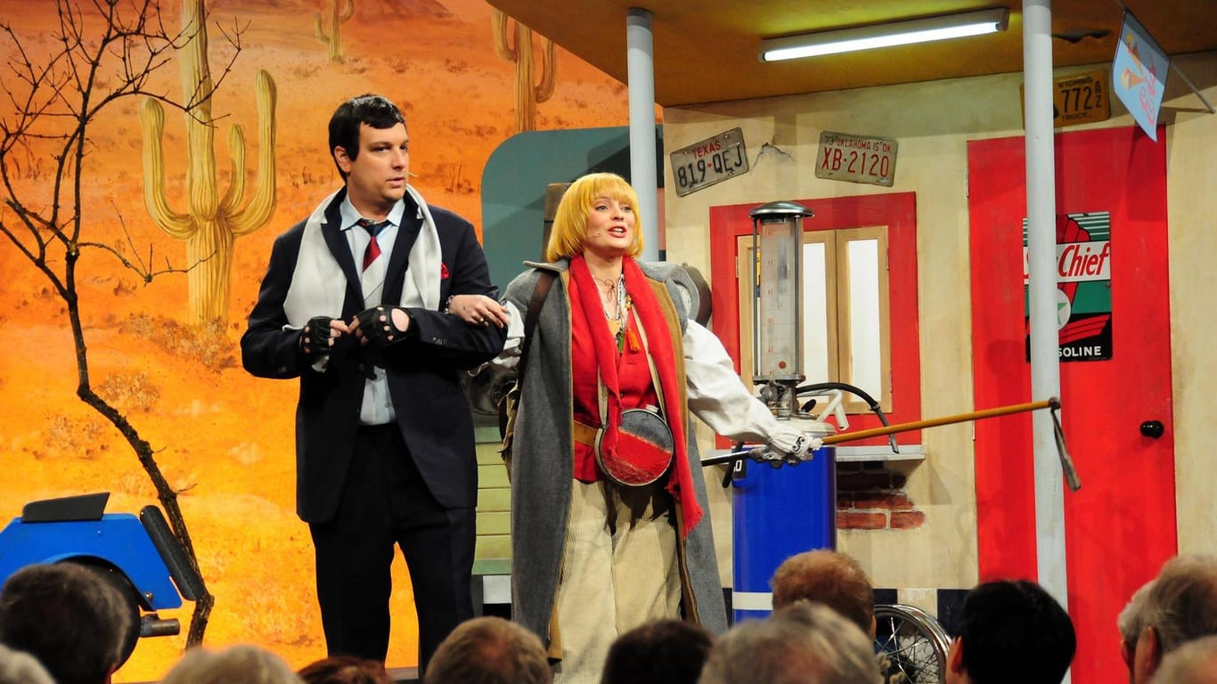 Kabarettisten Stephan Zinner (links als Markus Söder) und Eva-Maria Höfling (rechts als Claudia Roth) während der Aufführung des politischen Singspiels (Archivbild): Die Veranstaltung fällt zum dritten Mal aus.